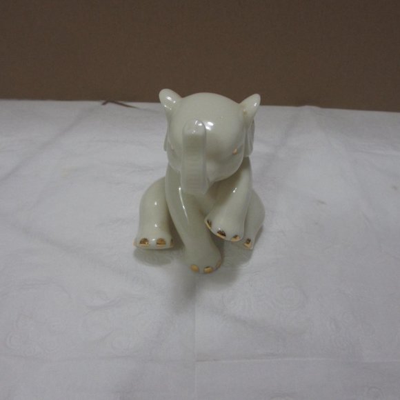 Elephant Baby Figurine about 2,5”tall LENOX Vintage Porcelain Trunk 24k Gold - Picture 2 of 8